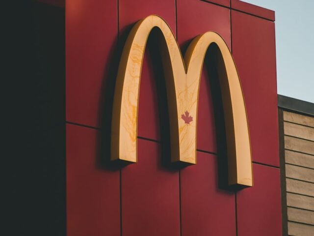 Duel des Créateurs de Logos : Design.com face à Wix Logo Maker – Comparatif Complet 2026