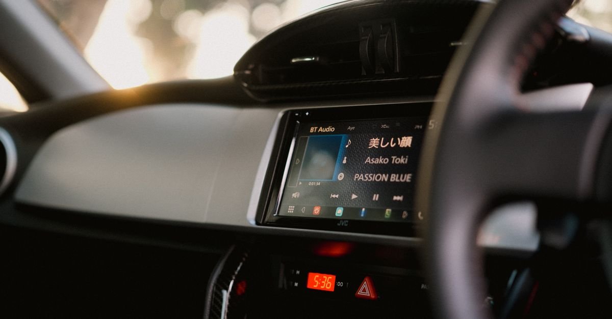 découvrez android auto, l'application qui connecte votre smartphone à votre voiture pour une expérience de conduite plus sûre et plus intuitive avec navigation, appels et musique.
