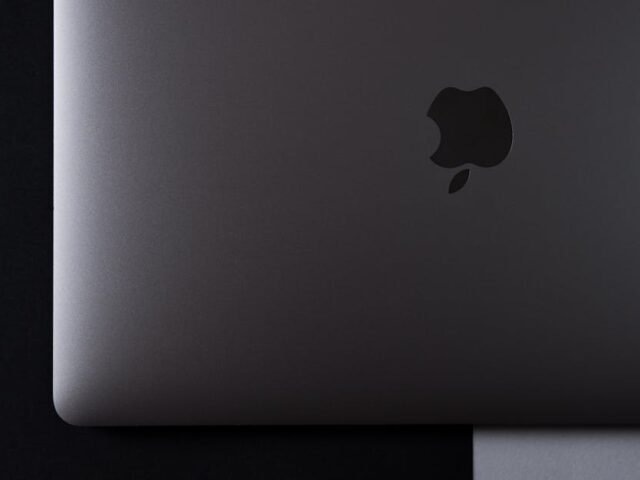 De nouvelles pièces entièrement noires du Apple Vision Pro émergent en ligne