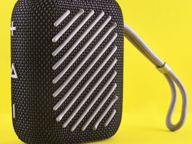 Oubliez la barre de son : comment j&rsquo;ai amélioré le son de ma TV avec des enceintes Bluetooth de récup