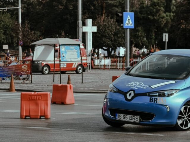 Ferrari dévoile son véhicule électrique à 640 000 $, fruit d&rsquo;une collaboration avec Jony Ive