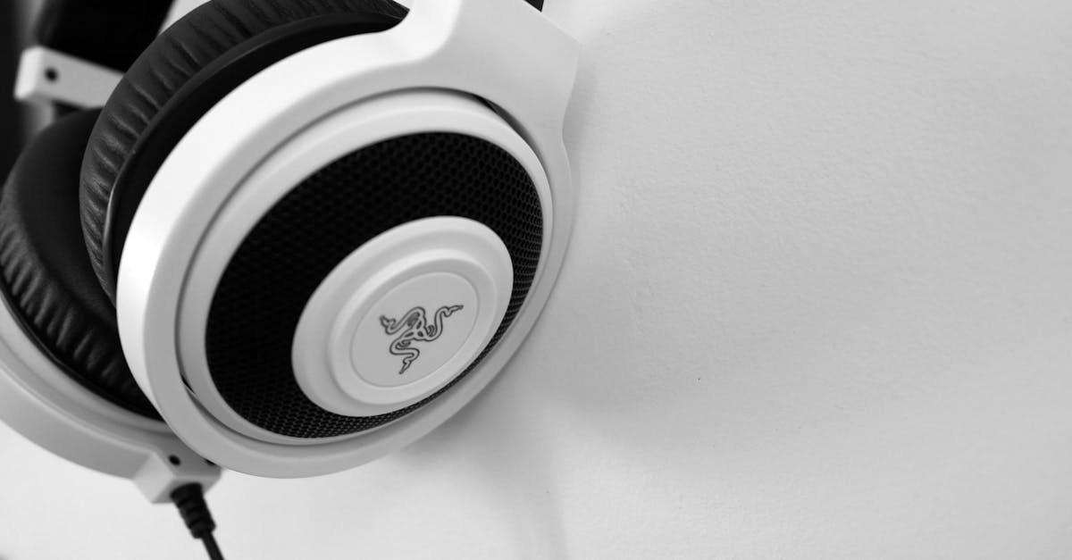 découvrez notre sélection de casques audio offrant un son de haute qualité, un confort optimal et un design élégant pour une expérience d'écoute immersive.