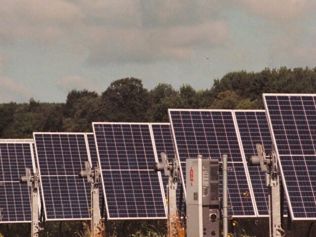 Comment préparer rapidement mes générateurs solaires aux tempêtes après des années de préparation d&rsquo;urgence