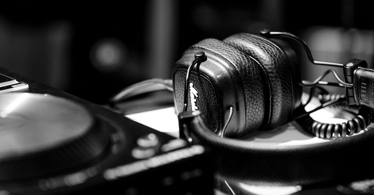 découvrez notre sélection de casques audio offrant un son de haute qualité, un confort optimal et un design élégant pour une expérience d'écoute immersive.