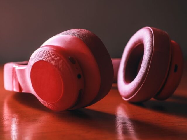 Antonee Robinson Présente en Exclusivité ses Casques Audio Over-Ear Bicolores au Mondial