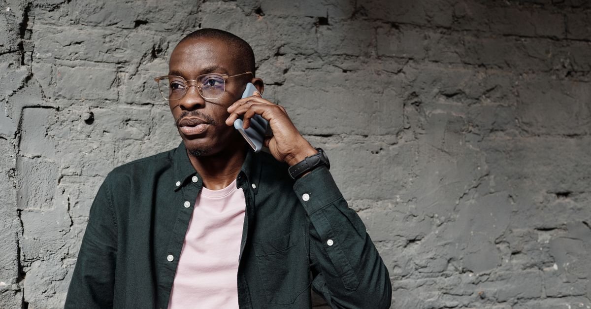 découvrez comment reconnaître et éviter les appels frauduleux (scam calls) pour protéger vos informations personnelles et financières.