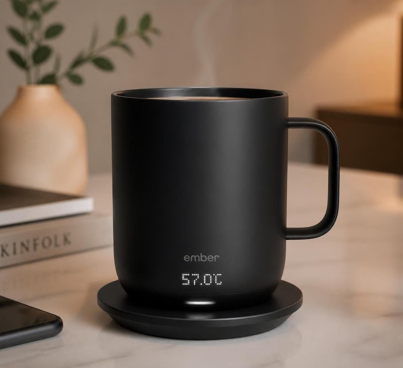 découvrez la tasse connectée ember smart mug 2 qui maintient votre café chaud pendant des heures. profitez dès maintenant de notre offre promotionnelle pour savourer chaque gorgée à la température idéale.