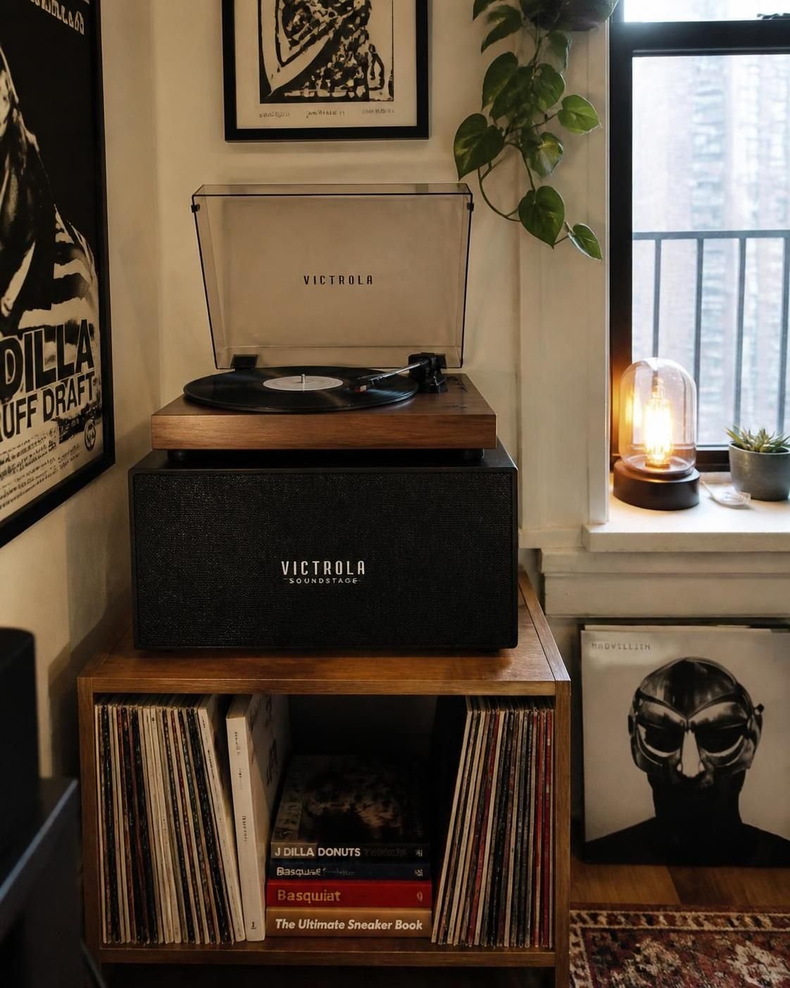 découvrez le victrola soundstage, la solution parfaite pour profiter d'un son de qualité sans encombrer votre espace. il se glisse aisément sous votre platine vinyle, idéal quand vous manquez de place pour des enceintes bibliothèque.