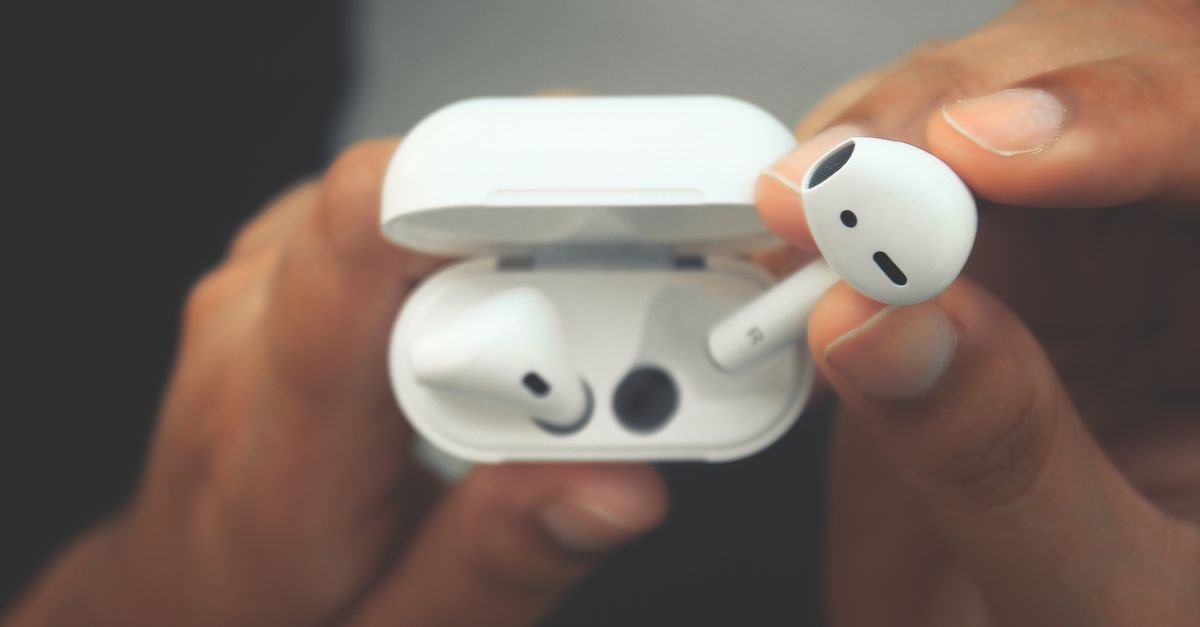 découvrez les airpods, les écouteurs sans fil d'apple offrant un son de haute qualité, une connexion bluetooth rapide et une autonomie longue durée pour une expérience audio optimale.