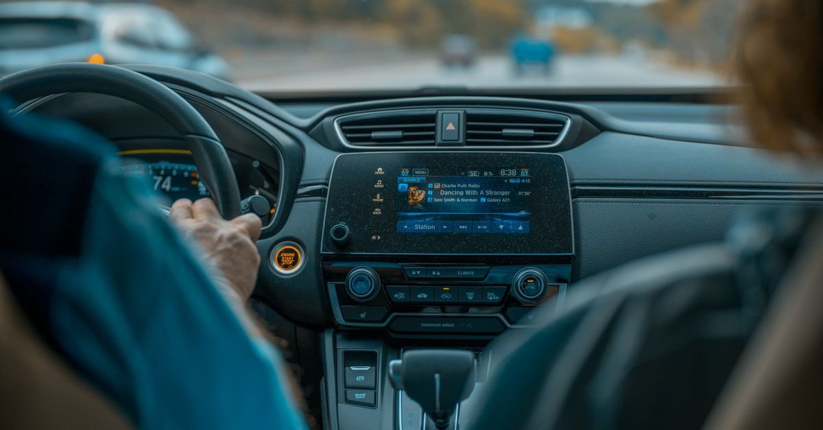 découvrez comment carplay facilite la connexion de votre iphone à votre voiture pour une expérience de conduite sécurisée et intuitive.