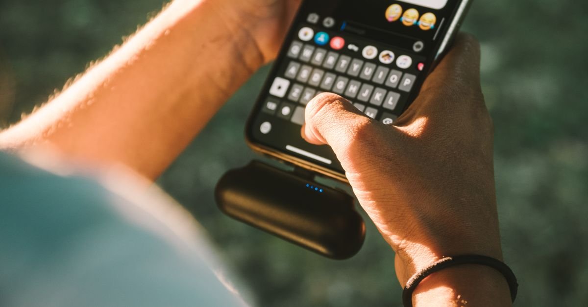 découvrez comment maximiser la durée de vie de la batterie de votre iphone grâce à des astuces simples et efficaces pour une autonomie prolongée au quotidien.