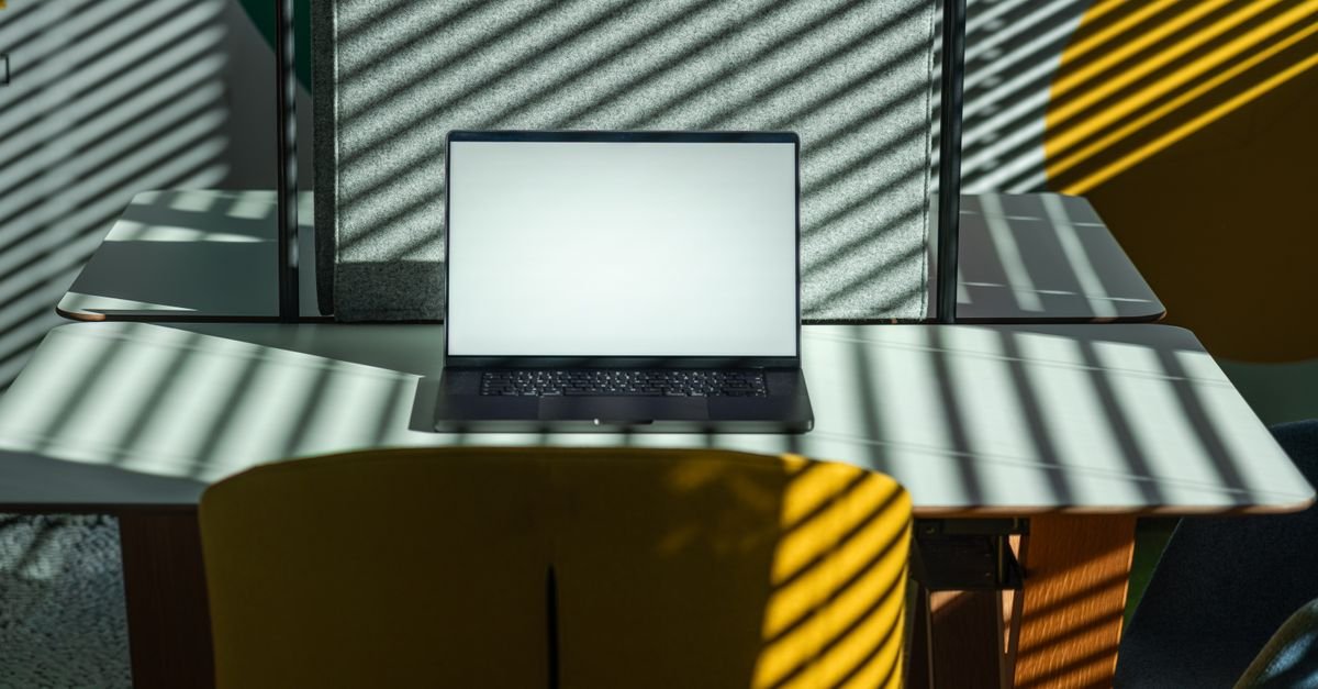découvrez iscreenbar, la barre lumineuse intelligente qui améliore le confort visuel de votre espace de travail en réduisant la fatigue oculaire et en optimisant l'éclairage de votre écran.