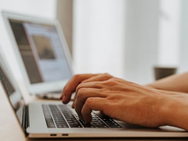 Pénurie Importante du MacBook Air Malgré une Hausse de Prix de 200 $