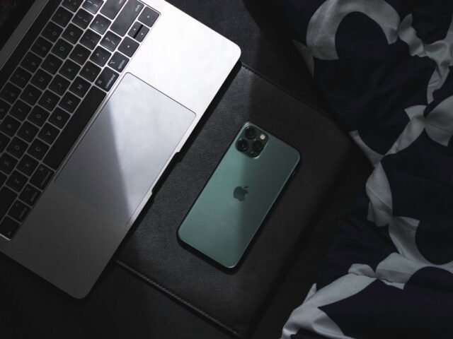 Gurman : Apple préparerait un &lsquo;iPhone Duo Max&rsquo; doté d&rsquo;un écran plus grand