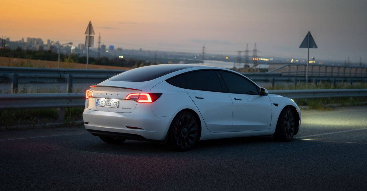découvrez la compatibilité des applications tesla avec vos appareils pour une expérience de conduite connectée optimale.